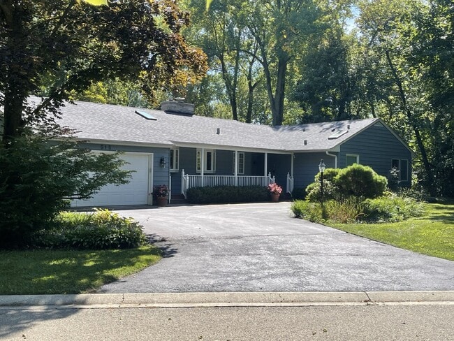 Building Photo - 515 E Blodgett Ave