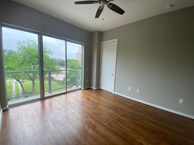 Building Photo - Live in the Heart of the Pearl District – ...