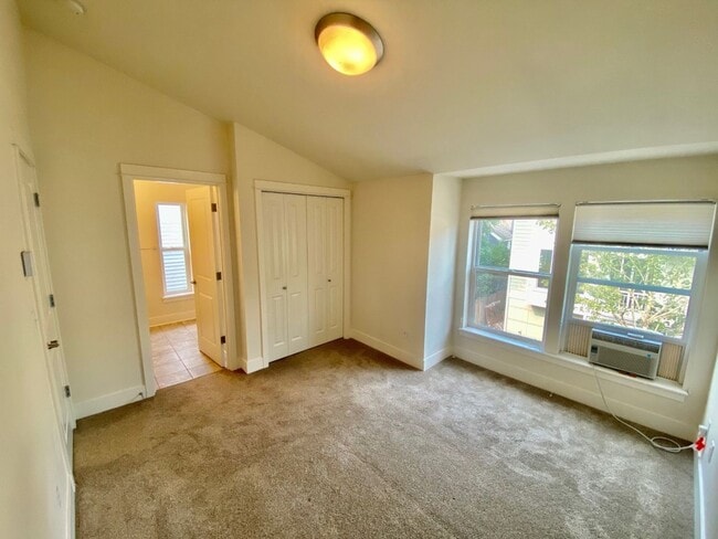 Building Photo - 3Bd/2.5Ba Seattle Townhouse