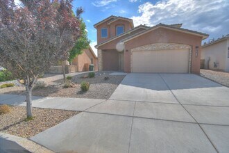 Building Photo - AMAZING MULTI GENERATIONAL 4 BEDROOM (with 2 Primary Suites-one up stairs and one down)