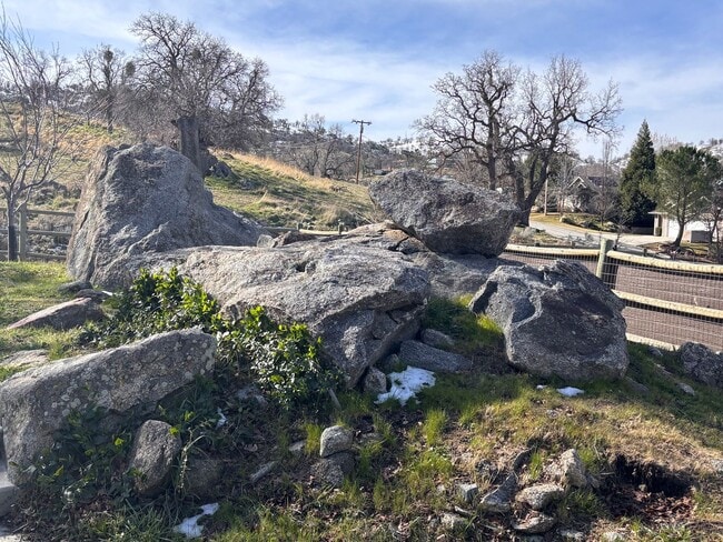 Building Photo - Beautiful Stallion Springs Home With A View!