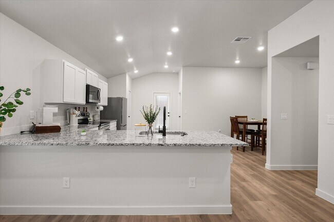 Building Photo - 2505 Kenwood Ave