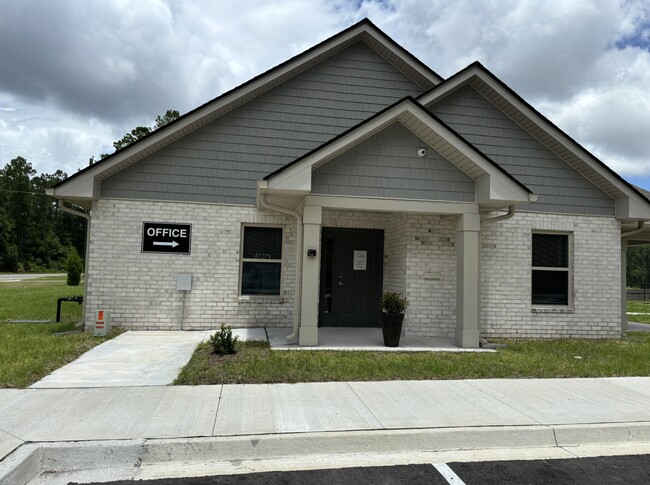 Building Photo - 800 Winding Rd