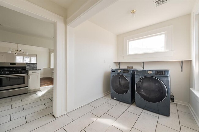 Building Photo - 1215 NW 13th St