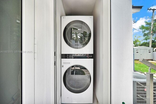 Building Photo - 876 NE 81st St