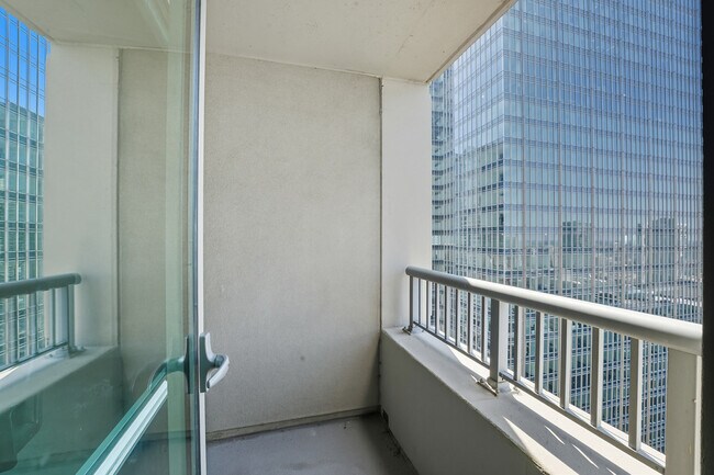 Building Photo - 345 N La Salle Dr