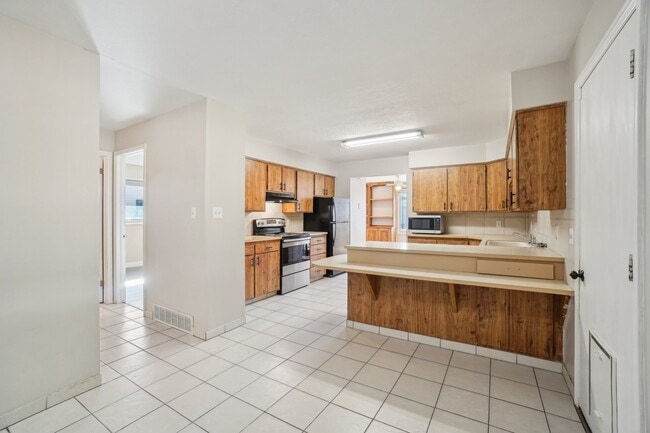 Building Photo - 240 W 220 S St