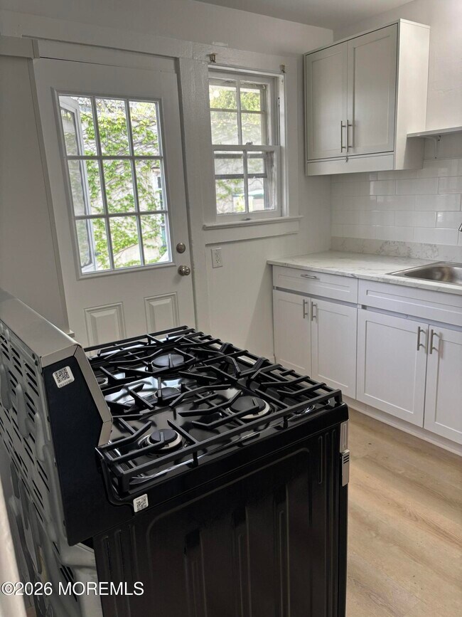 Building Photo - 68 Maple Ave