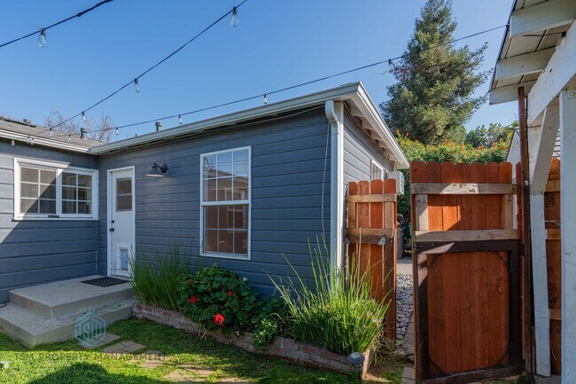 Building Photo - Beautiful 2 Bed 1 Bath Front Unit in the Serene Neighborhood of San Dimas!