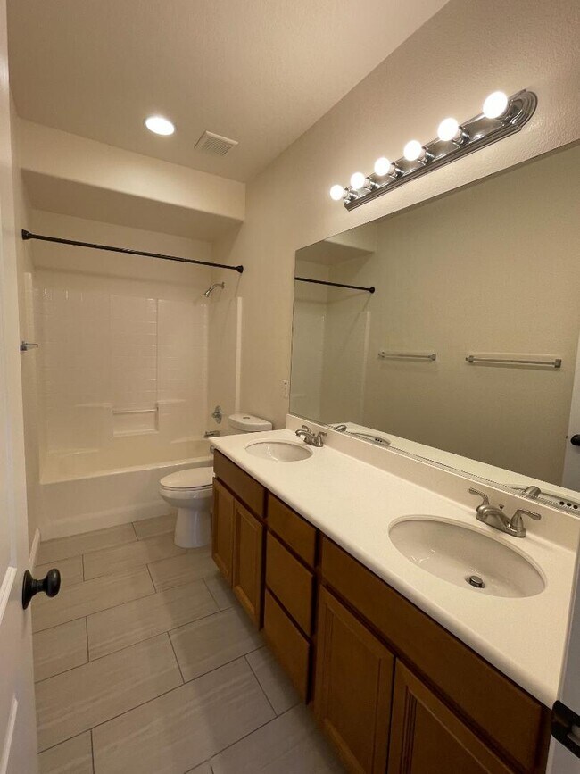 Building Photo - 2208 Pasadena Ct