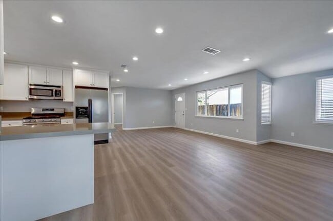 Building Photo - 3360 Warburton Ave