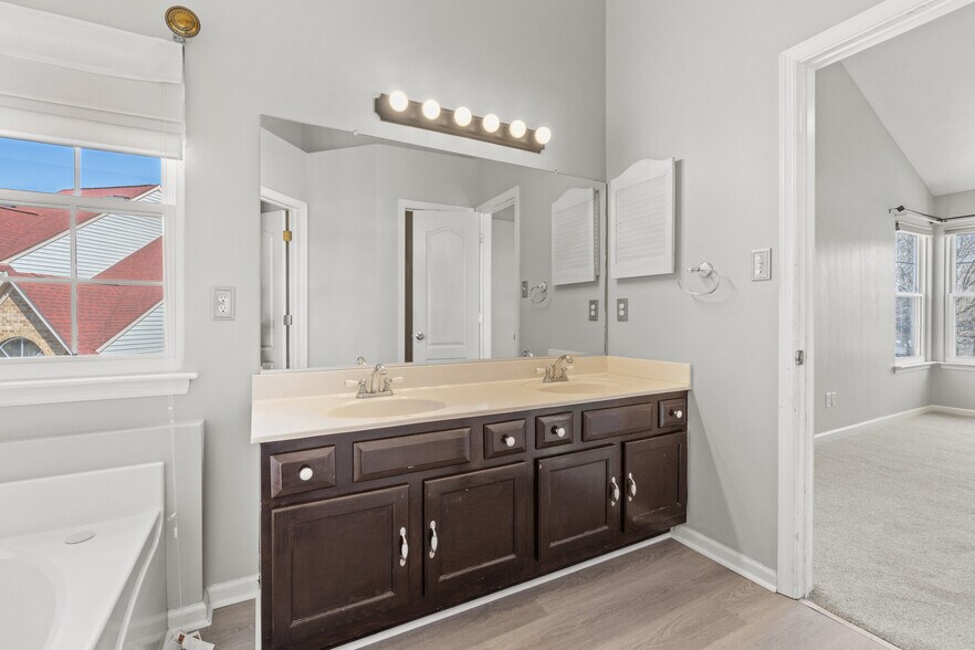 Building Photo - 305 Hidden Falls Ct