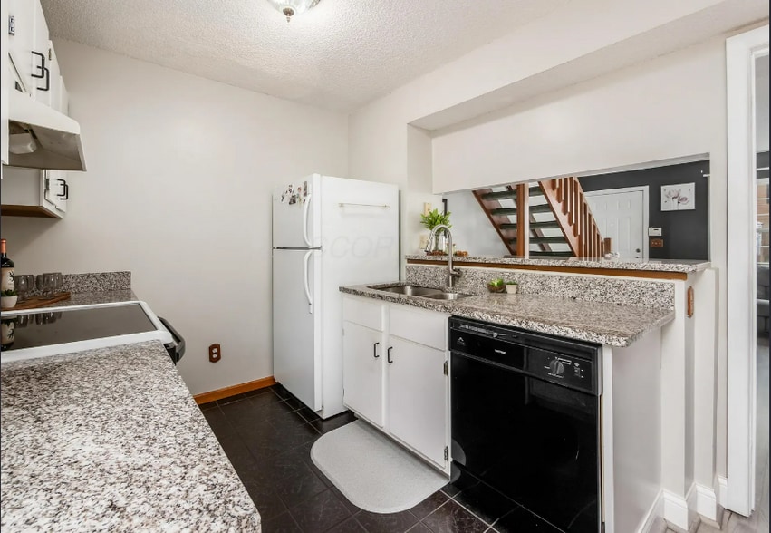 Building Photo - 4862 Stoneybrook Blvd