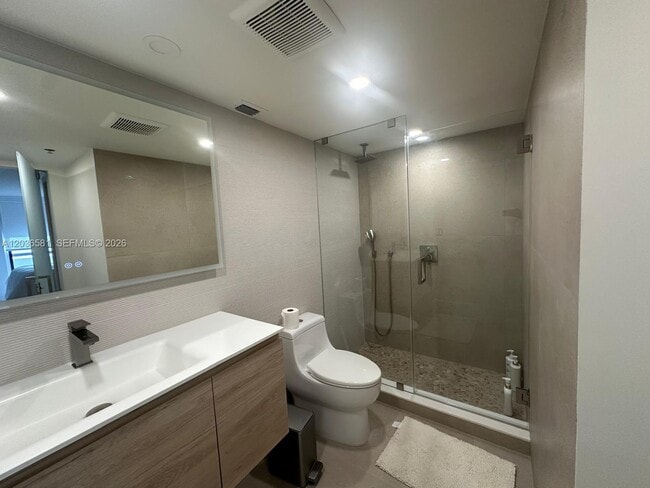 Building Photo - 2555 Collins Ave