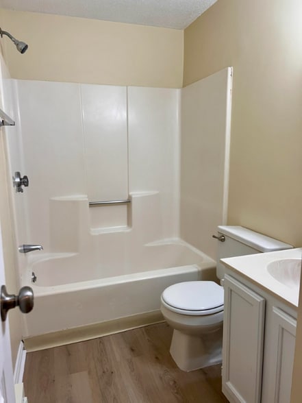 Building Photo - 16 Elm St