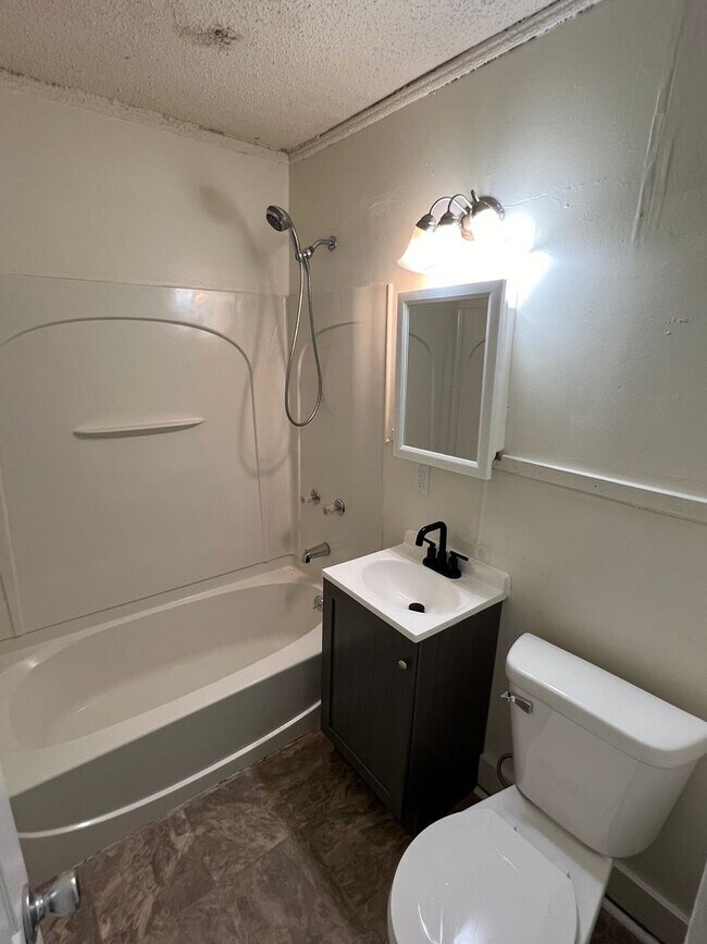 Building Photo - 2 Bed 1 Bath Single Family Home