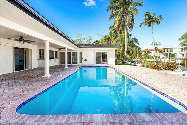 Building Photo - 2443 NE 26th St