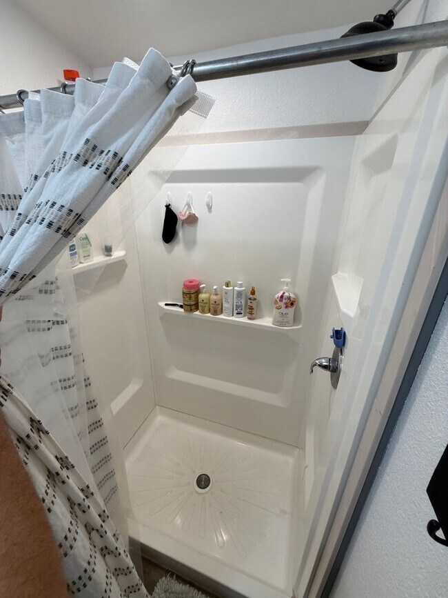 Building Photo - 3 Bedroom 1 Bath Fully Updated Home in Cli...