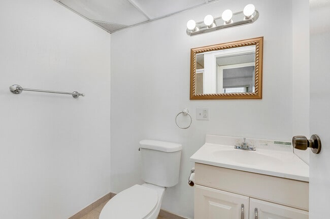 Building Photo - 541 Saxony Dr