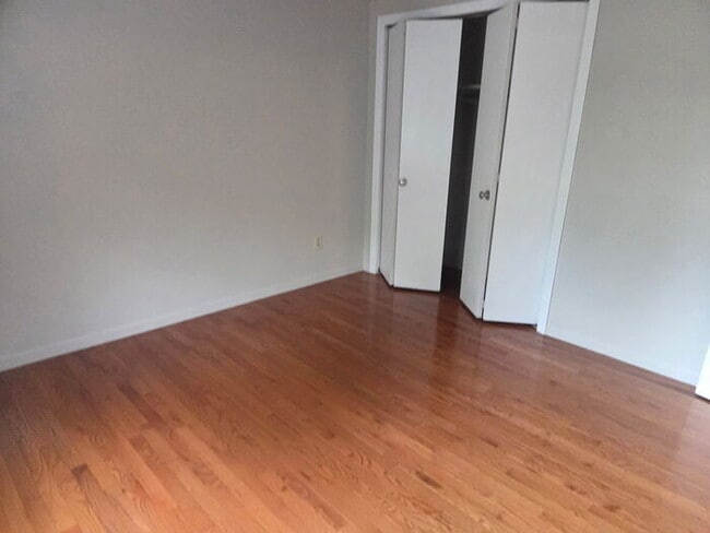 Building Photo - 2 bedroom townhome.