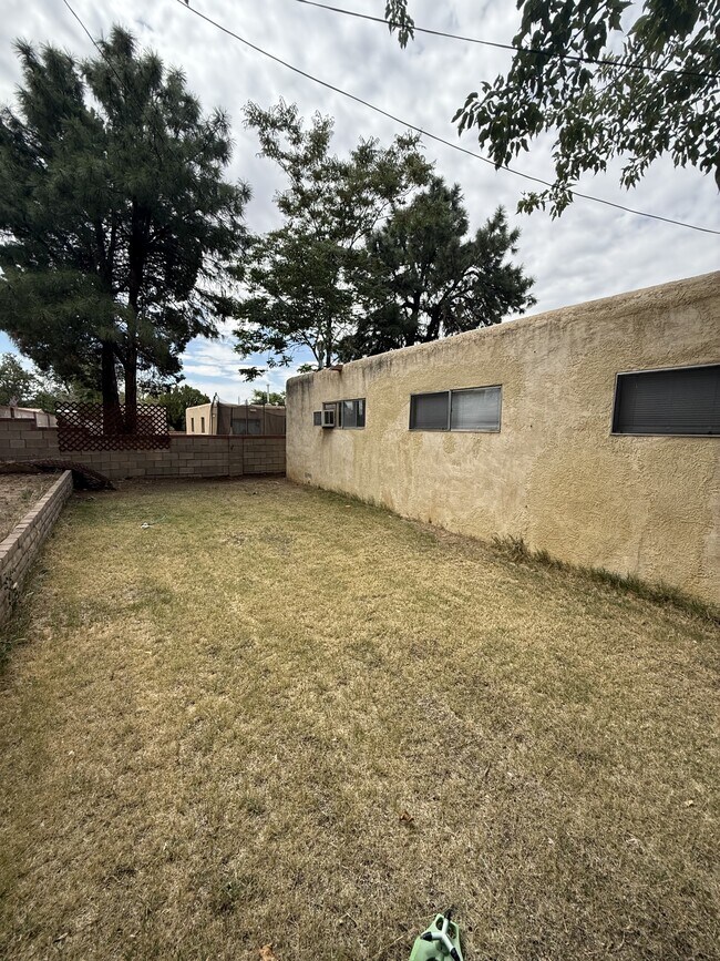 Building Photo - 1612 Hendola Dr NE