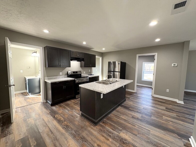 Building Photo - 422 Lexington Ave