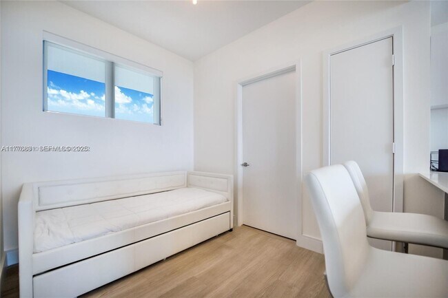 Building Photo - 2900 NE 7th Ave