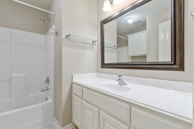 Building Photo - 16225 Summerset Estates Blvd