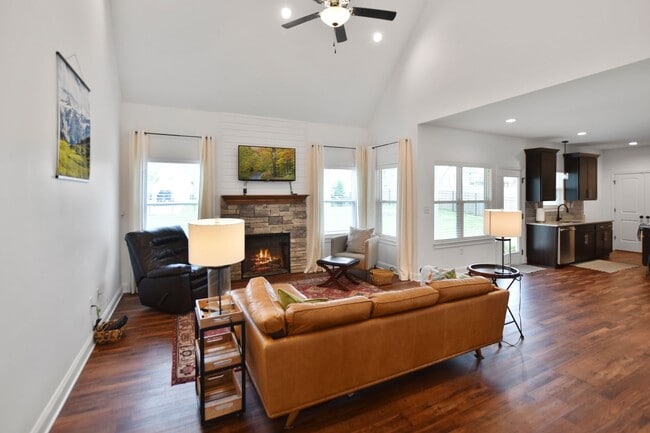 Building Photo - Pet Friendly Three Bedroom with Bonus!