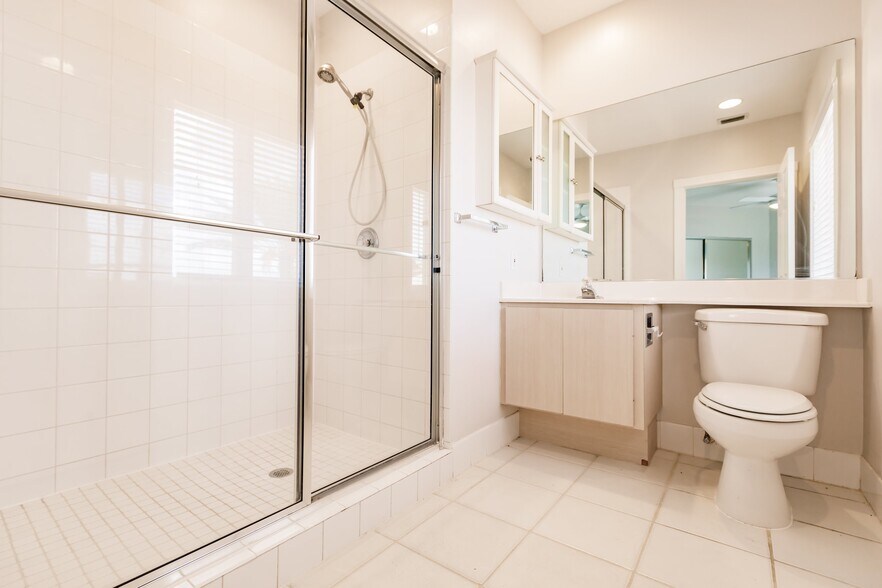 Building Photo - 3150 Village Walk Cir