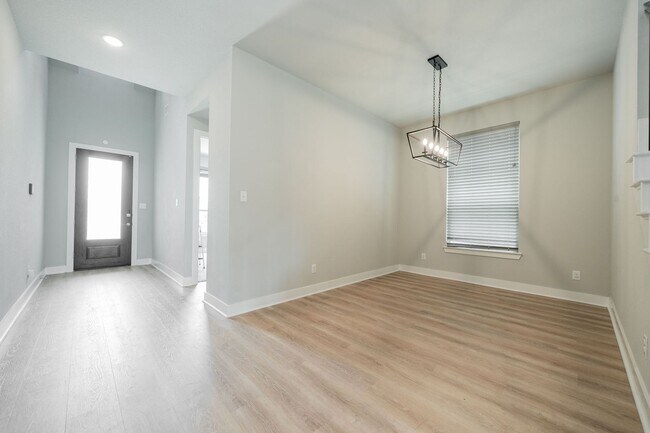 Building Photo - Stunning 4-bedroom, 3-bathroom home locate...