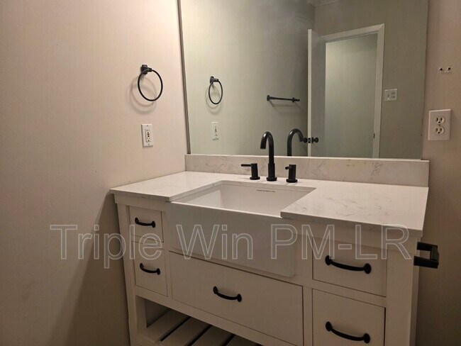 Building Photo - 8 Helen St