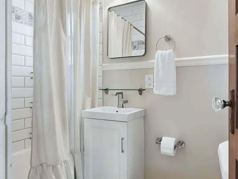 Building Photo - 121 E Branning Ave