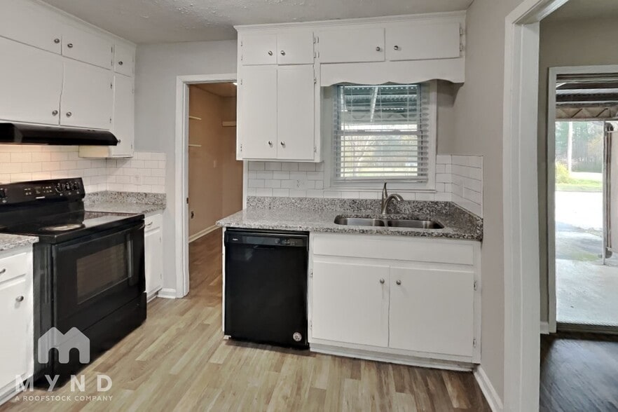 Building Photo - 225 Baker St