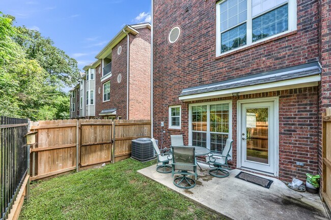 Building Photo - 305 Holleman Dr E