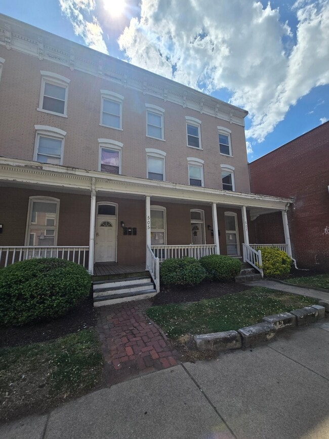 Building Photo - 505 W Grace St