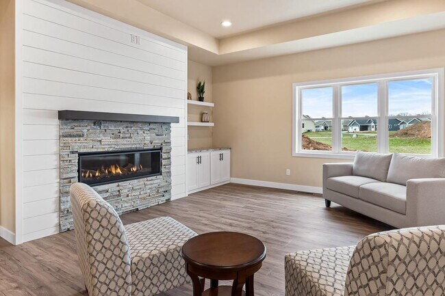 Building Photo - Large 3 Bedroom  Home