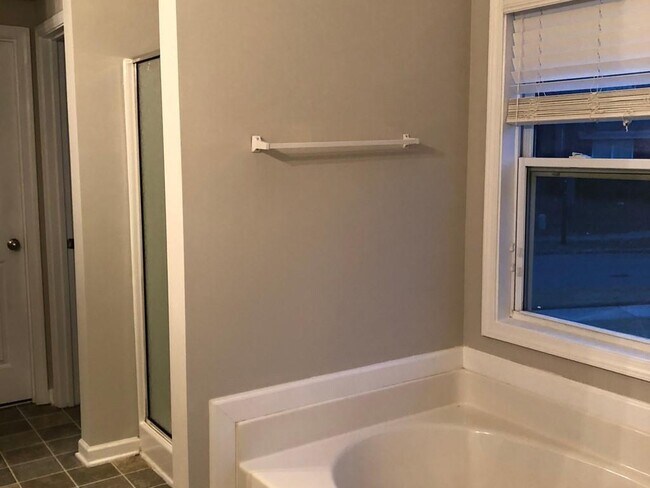 Building Photo - 2268 White Alder Dr NE