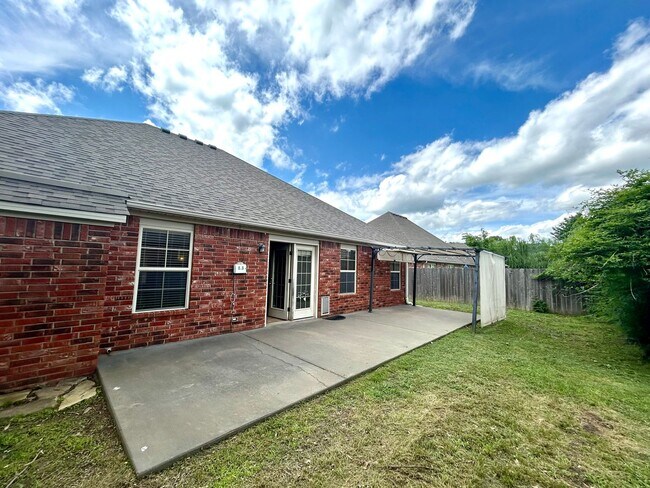 Building Photo - Stunning West Fayetteville Single Family Home