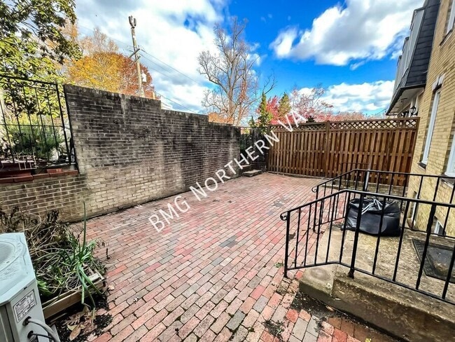 Building Photo - 1325 Lynnbrook Dr