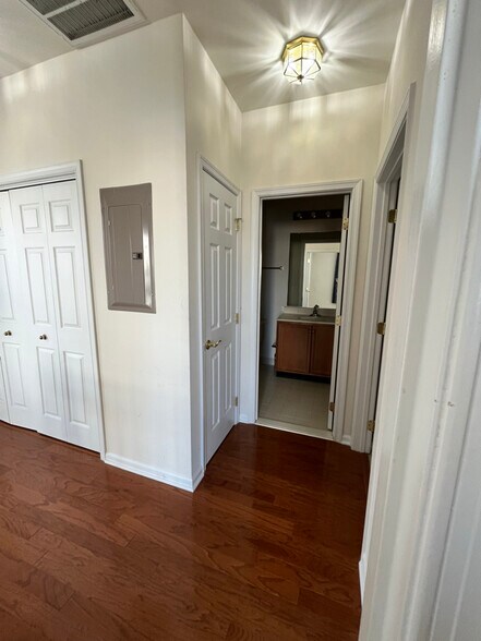 Building Photo - 43935 Hickory Corner Terrace