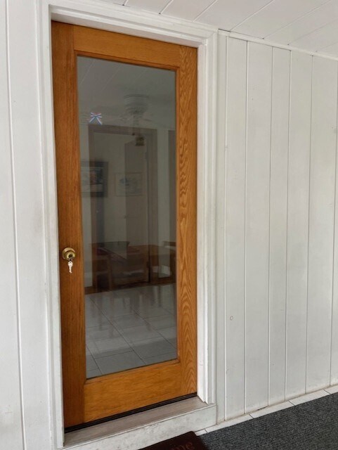 entry door to kitchen - 171 Derby Ave