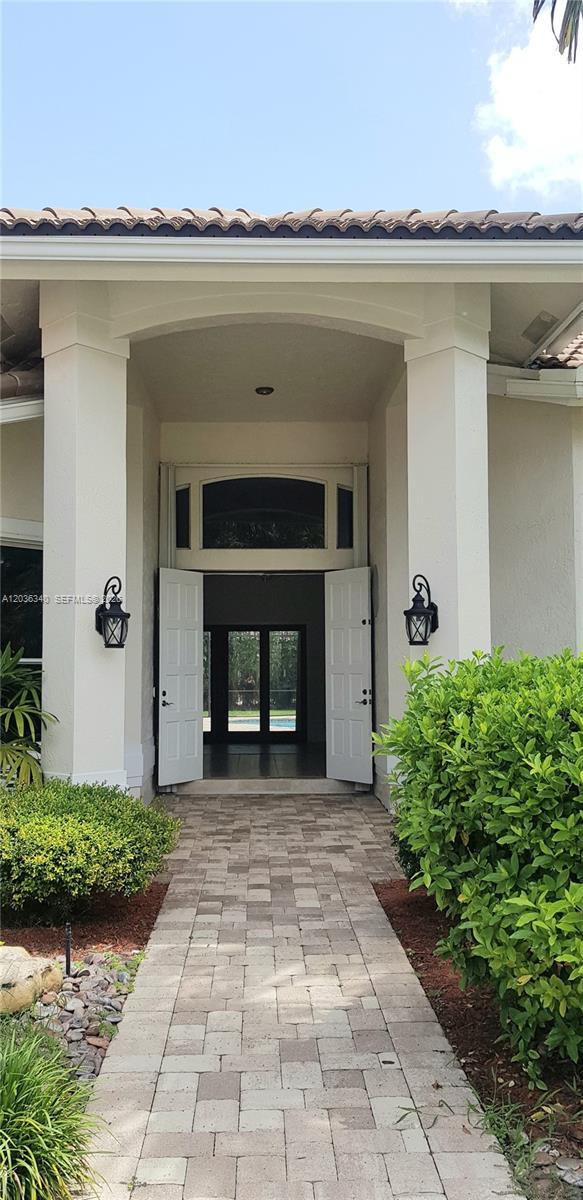 Building Photo - 405 Sabal Way