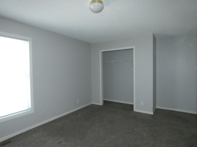 Building Photo - Town Home in North Kansas City!