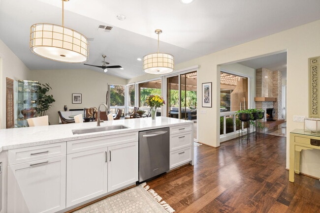 Building Photo - 49105 Casa Del Rio