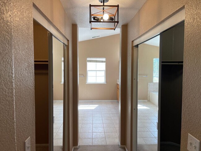 Building Photo - Fresh and Modern 4-Bedroom Home