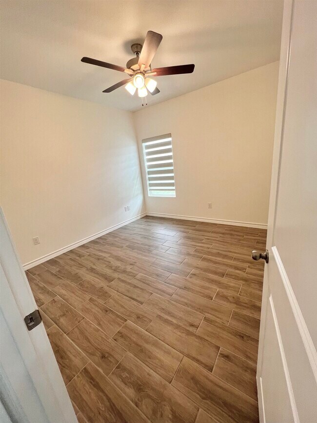 Building Photo - 409 Alex Haley Dr