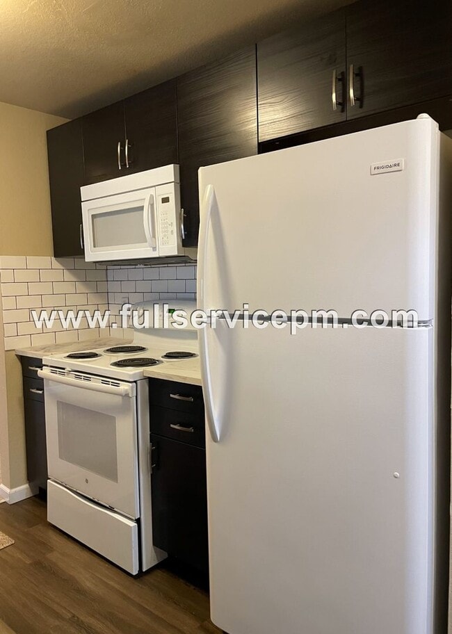 Building Photo - Great Find!!Spacious, condo w/ master