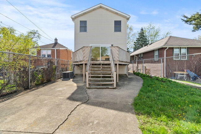 Building Photo - 2425 Hessing St