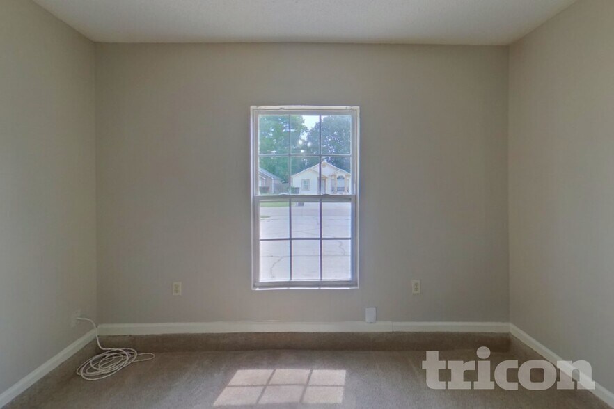 Building Photo - 1854 MacKenzie Ct N